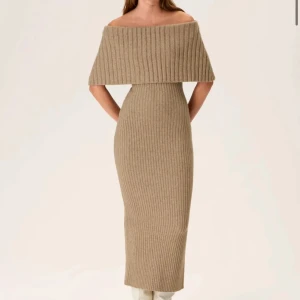 SÖKER - Hej! Söker denna klänning från adoore i 36 eller 38!! Hör gärna av dig om du är intresserad av att sälja så diskuterar vi pris!!🥹🫶