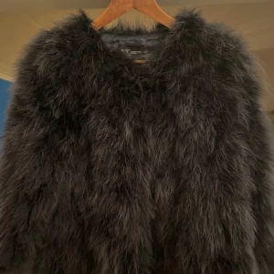 Jacka, helt oanvänd i äkta kaninpäls, midnattsblå! - Helt ny oanvänd kaninpäls i färgen midnattsblå i det danska märket NC by Natures Collection  DEnmark. 