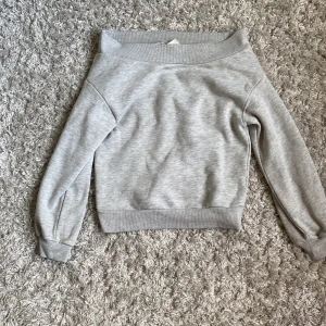 Offshoulder hoodie  - En off shoulder hoodie som jag inte använder längre sen är i bra skick, köpt för länge sen så går it att hitta längre,köpt för 299 pris kan diskuteras