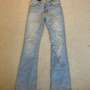 Lågmidjade bootcut jeans  - Lågmidjade jeans från Lee som tyvärr är försmå för mig. De är storlek 27/33 Midjemått: 35cm Innerbenslängd: 82cm