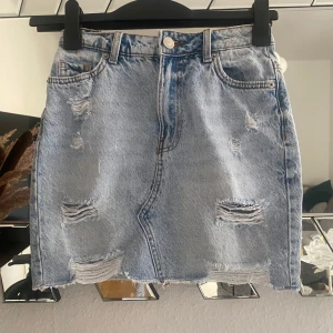 Snygg mini kjol - Ljusblå jeans kjol jätte snygg! Passar bar med det mesta! Inte min storlek dock därför säljer jag den.