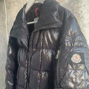 Moncler jacka av lite äldre modell. Fint skick förutom att ena dragkedjan är utbytt. Säljer pga använder inte längre.