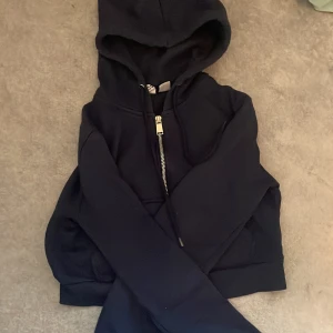 Marinblå zip hoodie - Jätte fin marinblå zip hoodie som tyvärr blivit för liten, liten i storleken. Lite nopprig men inte mycket 💗 frakt diskuteras