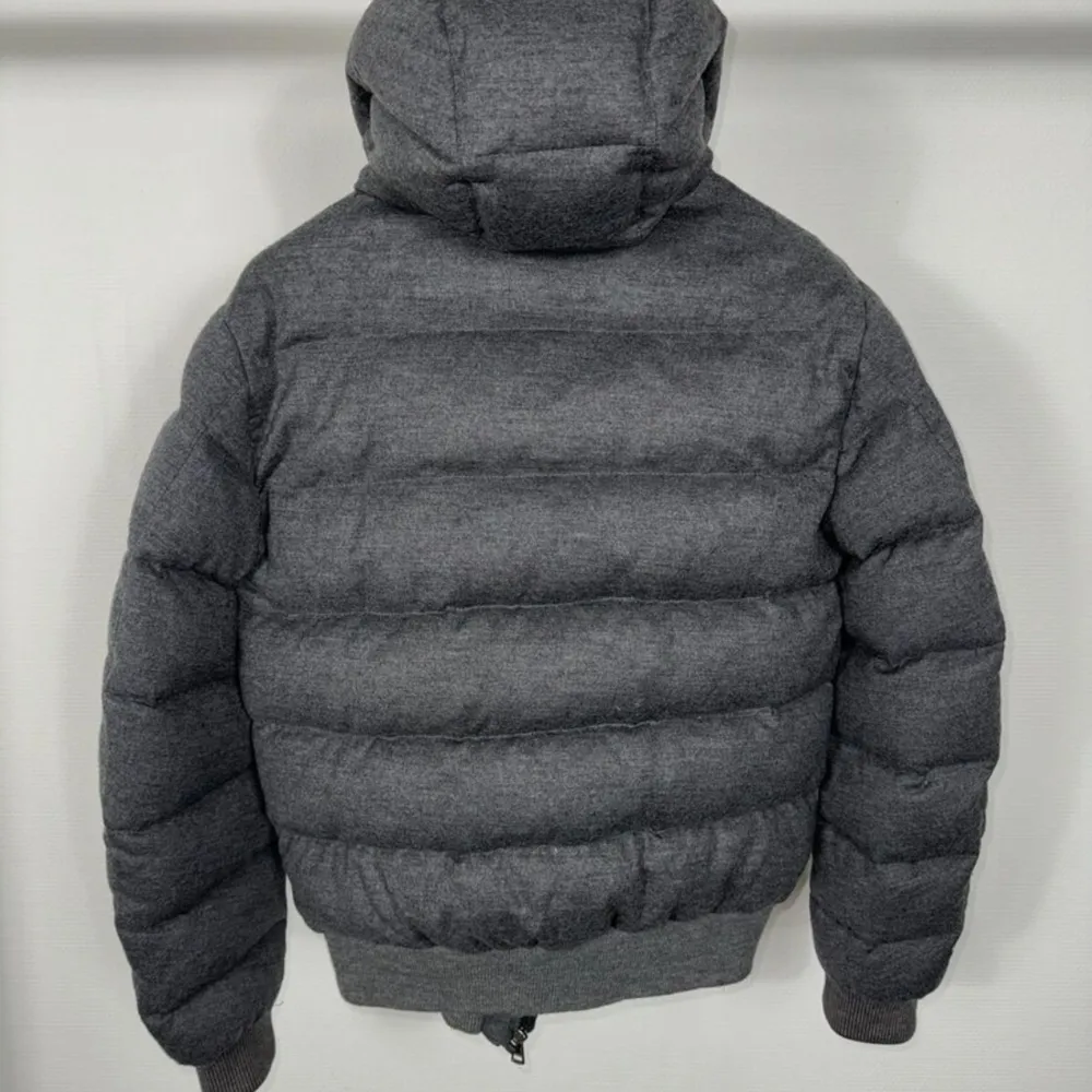 Väldigt fin och eftersökt moncler jacka säljs pågrund av att få in pengar till studenters, jackan är i perfekt skick inga hål eller andra märken. Jackan har ett speciellt läder. Storlek L/M. Jackor.