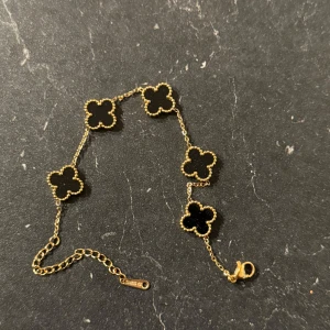 Van cleef - Har fått dessa fina armband i present. Jag använder ej smycken så tänkte passa på att sälja dessa. Hör gärna av dig vid ytterligare frågor👍 (Äkta guld) 