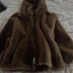 Fejk Päls Jacka - En super mysig jacka till vintern och en stor luva. (Köpt i London) 