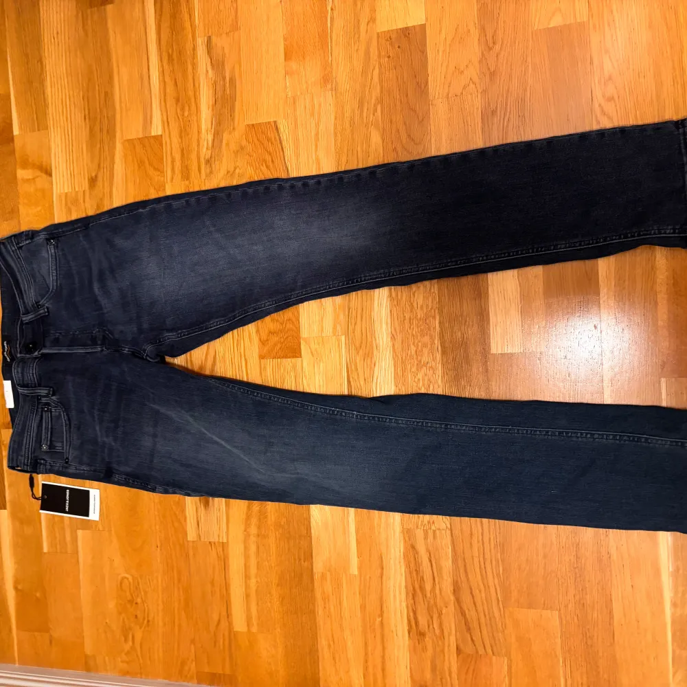 Ett par riktigt feta jeans från Jack & Jones men en otroligt fin färg på de. 10/10 skick då de är helt oanvända. Modellen på de är slim fit, Glenn.Nypris 500kr, mitt pris är 300kr. Priset går att diskutera lite.. Jeans & Byxor.