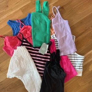 Klädpaket - Ett klädpaket med 9 linnen samt 1 tshirt. Strl är XS/S (34/36) Två av tröjorna är helt nya varav en har prislappen kvar.🌸🌸🌸