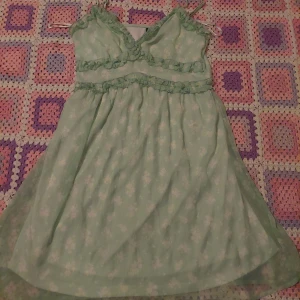 Grön klänning  - Kort grön klänning med fint mönster