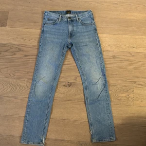 Lee Jeans - Snygga Lee jeans. Jeansen är lite slitna nedtill vilket man ser på bilderna. Annars superfina jeans. Bara att höra av sig vid funderingar!