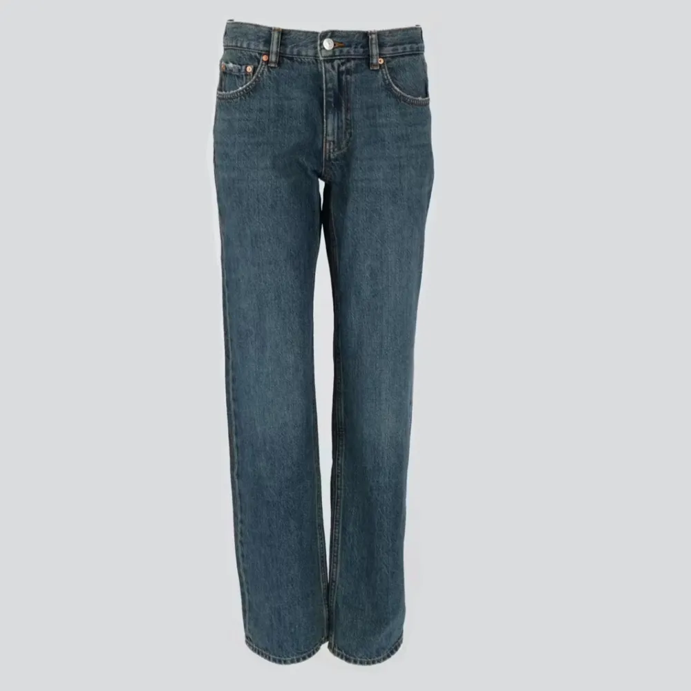 Säljer dessa låga jeans från Gina tricot som är slutsålda. De är i bra skick. Nypris är 499kr. Hör av er om ni har några frågor😊. Jeans & Byxor.