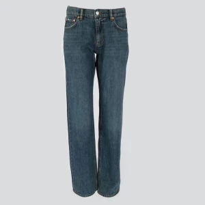 Low straight jeans - Säljer dessa låga jeans från Gina tricot som är slutsålda. De är i bra skick. Nypris är 499kr. Hör av er om ni har några frågor😊