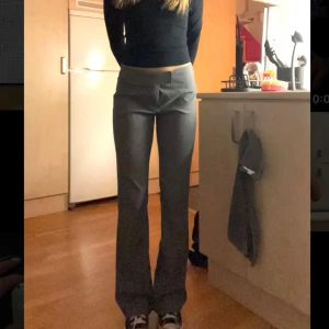 Kostymbyxor  - Gråa kostymbyxor från nelly med low waist.