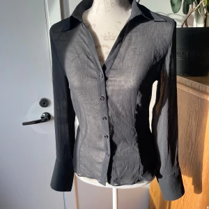 Blus - Tunn svart blus från H&M i stl 36. 100% polyester.