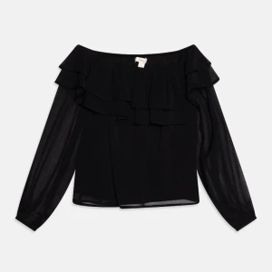 Svart offshoulder blus från Gina Tricot Young - Säljer en super snygg svart offshoulder blus från Gina Tricot då den inte kommer till användning för att den är för liten. Den har långa ärmar och fina volangdetaljer upptill. Perfekt för både fest och vardag! Använt en gång, så den är som ny! Skriv gärna om ni har frågor eller vill ha fler bilder!💞😊