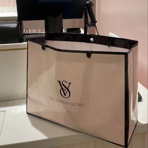 Victoria’s secret - Fick från London i bra skick (höjd: 22 cm längd: 27 cm) i bra skick💖💖💖