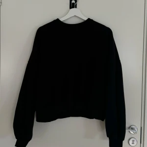 Chunky Sweatshirt  - Svart oversize sweatshirt i storlek S - Jag är 163 lång och har vanligtvis XS
