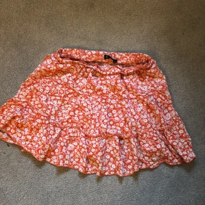 Kjol - En orange kjol i storlek S, märket är shein men köpt från secondhand 