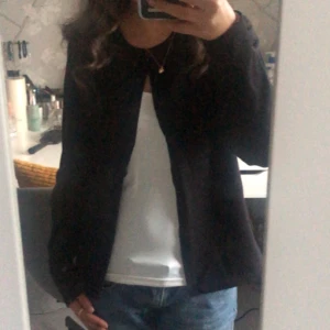 Kofta - Säljer en svart stickad kofta från Saint Tropez i strl. S, köpt från Zalando. Använd max 5 ggr!