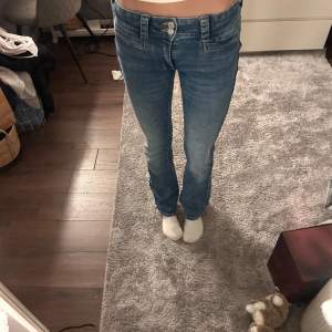 ‼️pris går att diskutera ‼️ Säljer ett par snygga blå jeans i nyskick. De är lowwaist och flare. Har knappar på fickorna bak och justerbar midja. Säljare eftersom de är lite korta på mig (174)