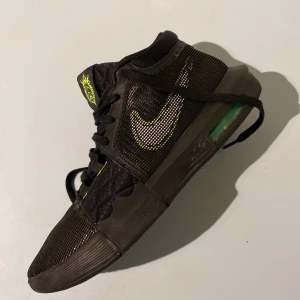 Lebron nya passa inte mig säljer  - Jätte bra skor blir för små dem är bara använda en gång pris kan bli diskutera  