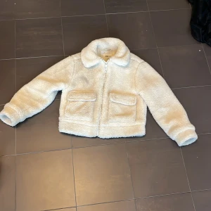 teddy jacka - Säljer denna jätte söta teddyjackan som är i fint skick! Skriv vid frågor!!💞