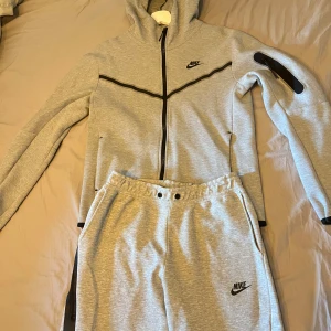 Nike tech dress  - Storlek s på tröja och M på byxor, passar mig som är S  Äkta 