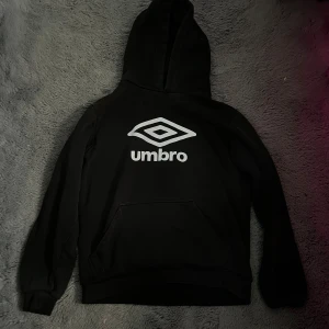 Svart Umbro Hoodie - Mycket bra skick, använd några gånger, skön och varm, storlek: 14 år 164cm.