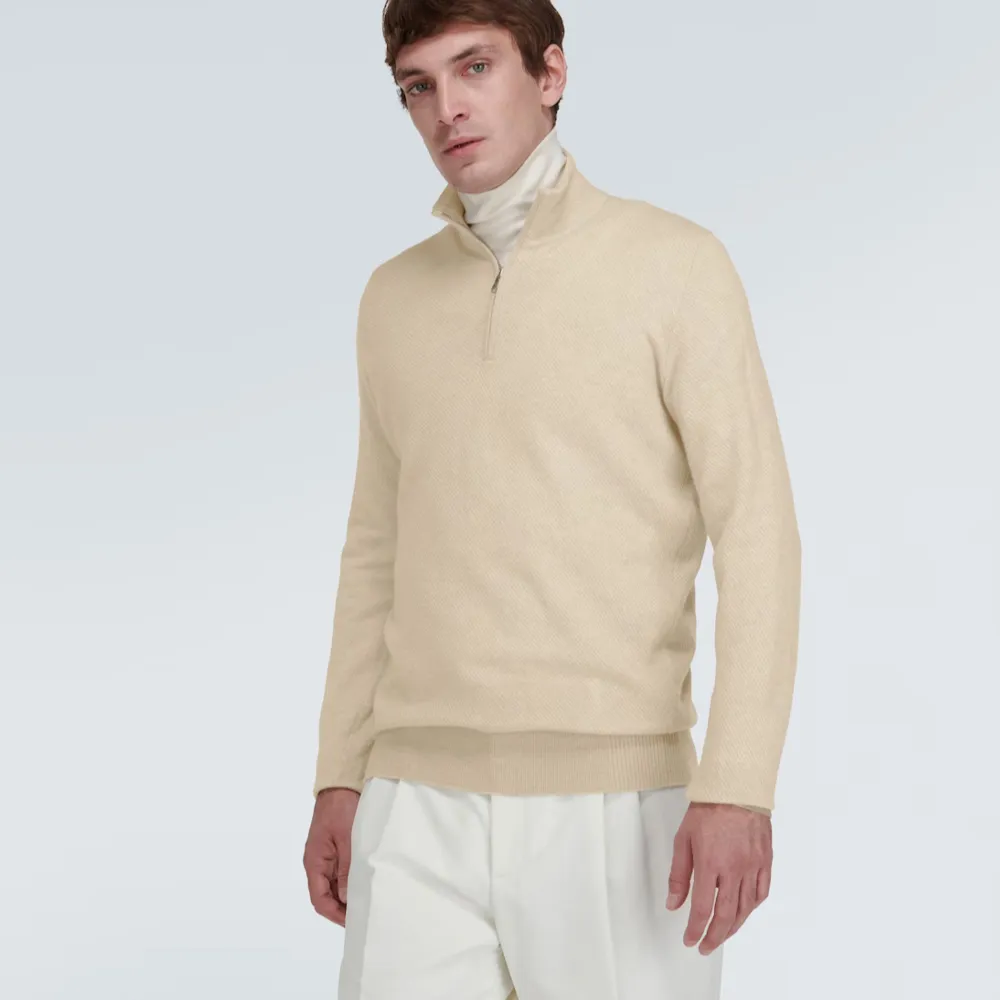 En quarter-zip från Loro Piana i beige kashmir. Sparsamt använd en handfull gånger Skick 8/10. Storlek 46(S)  Finns på Mytheresa för drygt 14.000.  Säljs för 3500 eller bud.. Tröjor & Koftor.