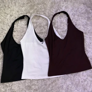 Öppen rygg halterneck topp - Säljer alla tre helt oanvända toppar  passar bra till allt🤍