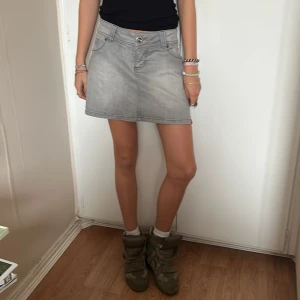 lågmidjad jeanskjol 💋 - Säljer denna jättefina jeanskjol som är perfekt till hösten 💋 Kjolen är i bra skick förutom en defekt (bild 5)💘Tar emot prisförslag och är öppen för frågor! 