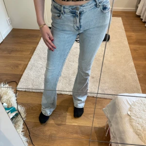 Jeans - Fina jeans fast lite stora på mig!!💕