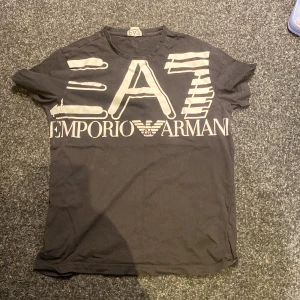 Ea7 tshirt - Lite avskrapad vit färg, knappt använd.