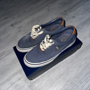 Polo RL sneakers - Ralph Lauren sneakers i bra skick, storlek 41. 