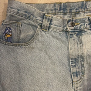 BIG BOYS JEANS - Säljer dessa ljusblåa baggy Big boy jeans. Ett par jättebekväma jeans som går att styla bra. Nere vid högra foten är det heel bite som syns i sista bilden men annars är de i bra skick🛹👍 nypris 900kr