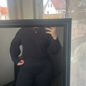 Stickad tröja - Svart stickad tröja från HM🖤 strl M, använd mycket men fortfarande väldigt bra skick, inga hål eller slitningar förutom lite nopprig🪩