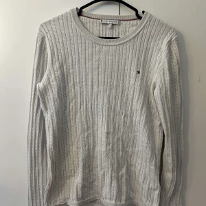 Tommy hilfiger tröja - väldigt fin tröja i storlek S. Tröjan går att stryckas och tvättas innan köpningen💕