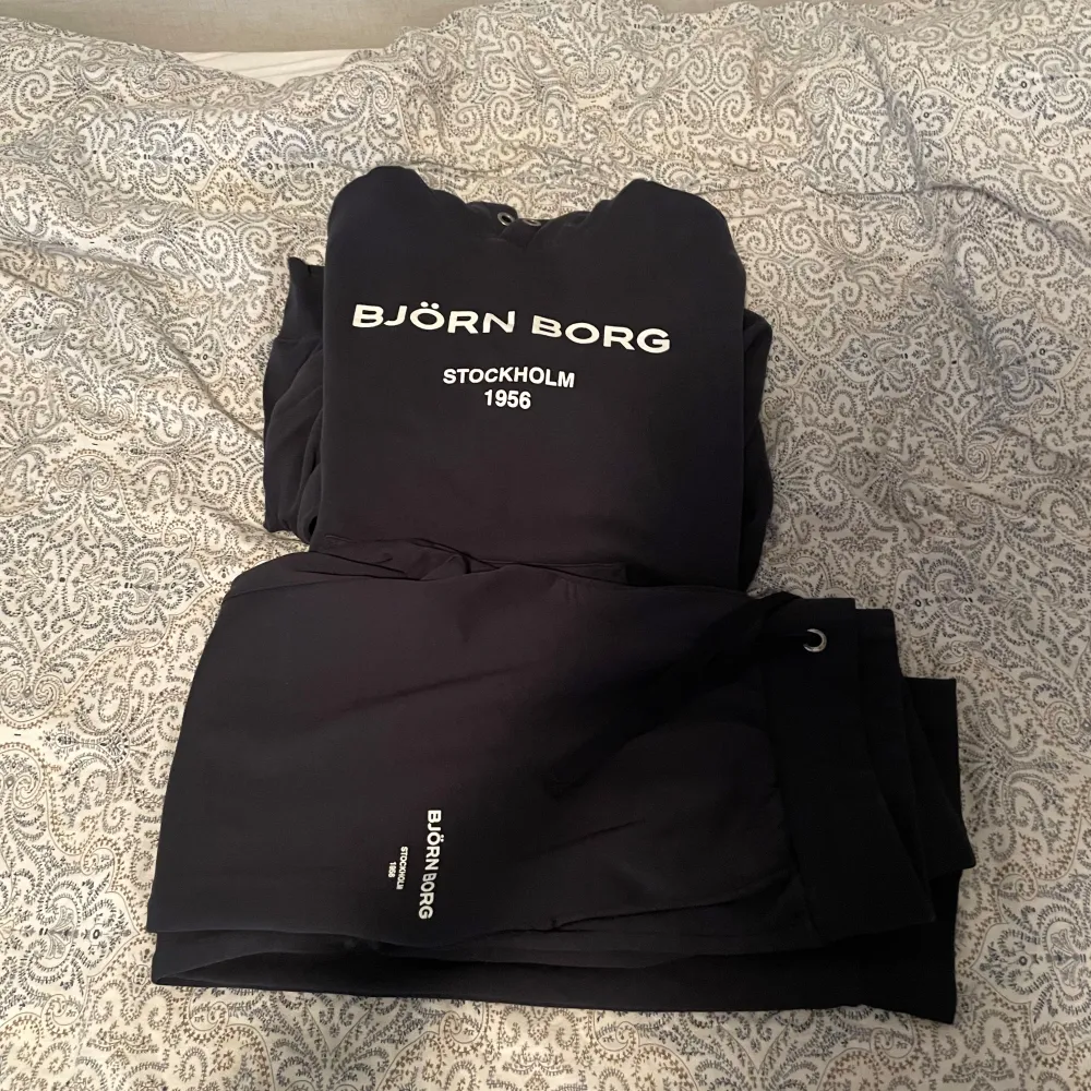 Hej! Jag säljer ett Björn Borg kit. Hoddie är i storlek M och Byxorna i storlek L. Och den är i bra skick.. Övrigt.