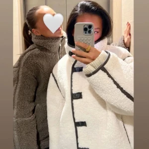 Teddy jacka - Tänkte kolla intresset på denna supermysiga pile jacka som är slutsåld. Superbra skick🥰kom med bud!