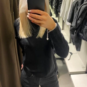 stickad tröja  - säljer min favorit tröja från zara nu då den börjar bli för liten tyvärr!! så otroligt skön och fin, lite nopprig på armar och mage