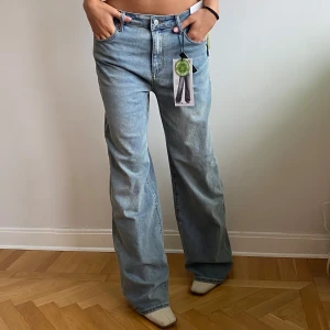 Snyggaste Wide leg jeans flared - Så snygga jeans med mycket Wide leg. Jeansen är nya med tag kvar. Sköna att ha på och mjuka. Har olikastorlekar och färg nyanser. Verkligen super snygga och sköna på!🔥💕