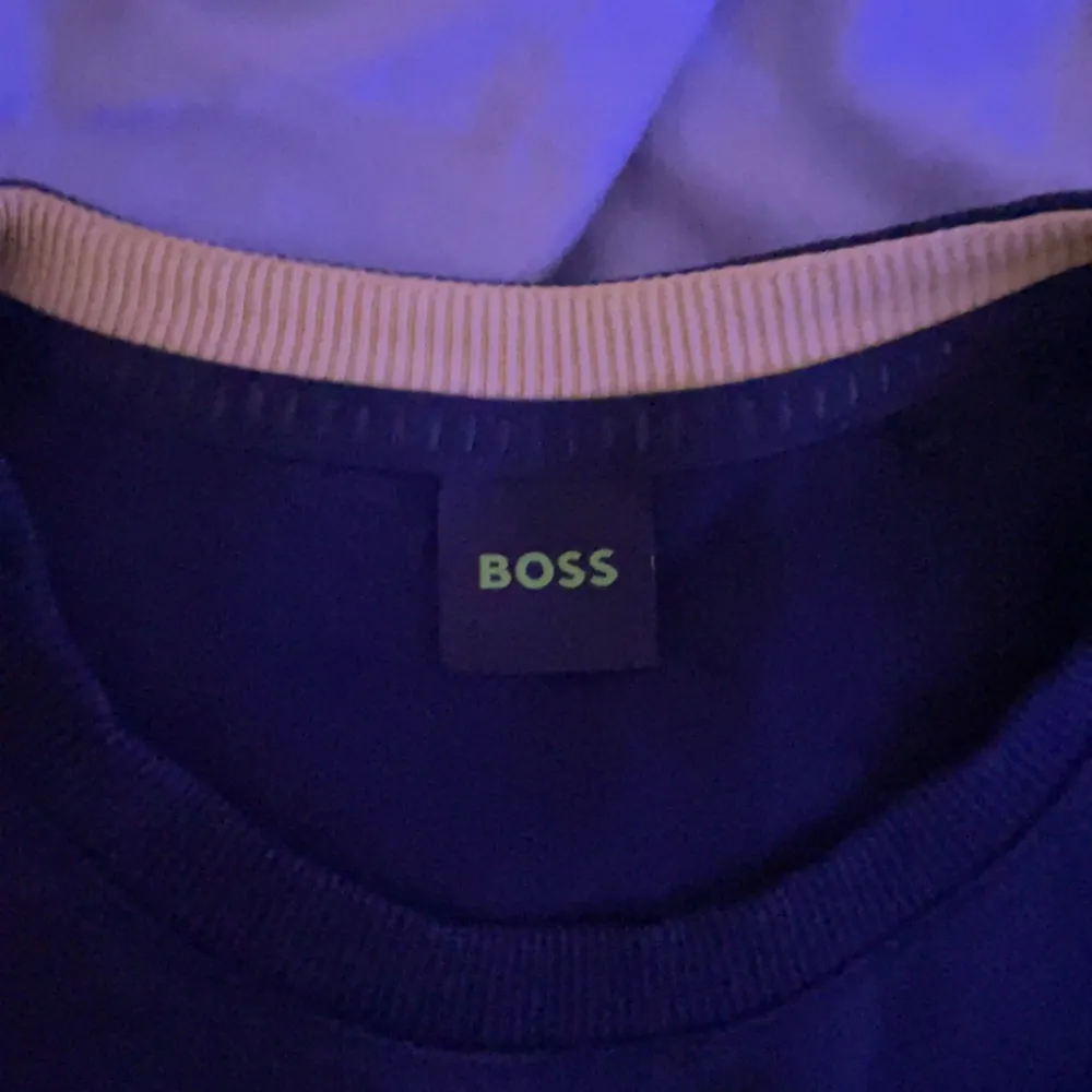 En nästintill sprillans ny Hugo Boss långärmad i Large, använd 3-5 gånger, väldigt skönt material och elastisk. Fick i present av en släkting men passar inte min stil. Ny pris 2000kr. Pris kan diskuteras . Hoodies.