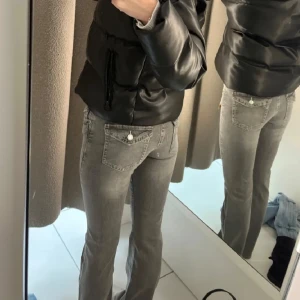 Grå bootcut jeans - Snygga grå bootcut jeans. Bilderna är lånade och köpte de här på plick. Säljer då jag inte kan ha dem. Är i storlek 164/XS och är super snygga💕 Pris kan diskuteras vid snabb affär💗