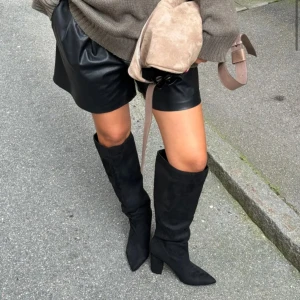 Svarta boots - Svarta boots från Nelly.