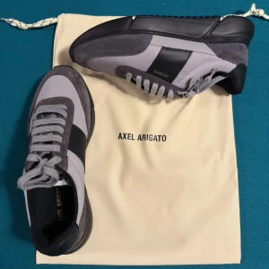 Axel Arigato Genesis vintage - Gråsvarta  - Snygga grå sneakers från Axel Arigato med svarta detaljer och snörning. Skick: 9/10. Storlek: 41. Pris: 1400kr. Nypris 2500kr. Vid minsta funderingar, tveka inte att skriva!