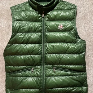 Moncler gui väst - Hej! Säljer nu denna väst från moncler i gui modellen! Den är size 3 som motsvarar M. Skick 7/10, se bilder! Bara att skriva om ni undrar över något!