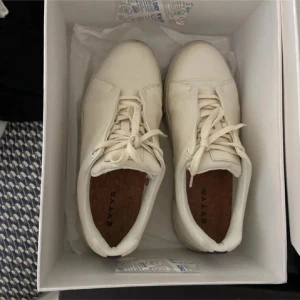 Eytys sneakers  - Jätte snygga vår och sommar skor från eytys i modellen ”dojja” . Köpta för nypris på Vallgatan 12 i Göteborg. Jätte bra skick nästan som nya då jag bara använt de max 5 gånger. Skit snygga och lätta att matcha , perfekta till våren . Storlek 40 och skulle säga true to Size♥️♥️