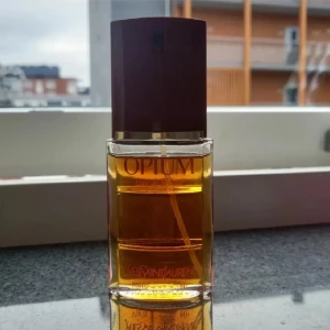 Opium Eau de Toilette från Yves Saint Laurent - Vintage Yves Saint Laurent Opium Eau de Toilette. Doften har toppnoter av mandarin, bergamott och liljekonvalj, mellannoter av myrra, nejlika och jasmin, samt basnoter av amber och patchouli. Flaskan är elegant med en mörk kork och gyllene vätska.