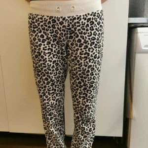 Leopardmönstrade byxor med resårmidja - Leopardmönstrade mjukisbyxor i velour tyg från Cubus i storlek M, dom är lite små i storleke, typ S. Dom är i bra skick men har vissa defekter, snören saknas och dom är lite noppriga på insidan.