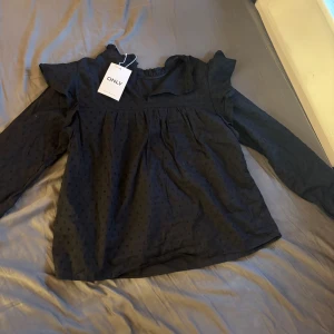 Blus från only - jätte fin blus från only. Helt ny med pris lapp kvar, säljer för den akdrig kommut till andvädning💕skriv om du vill ha fler bilder 